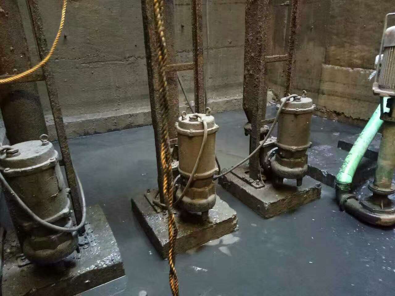 山城污水池清理