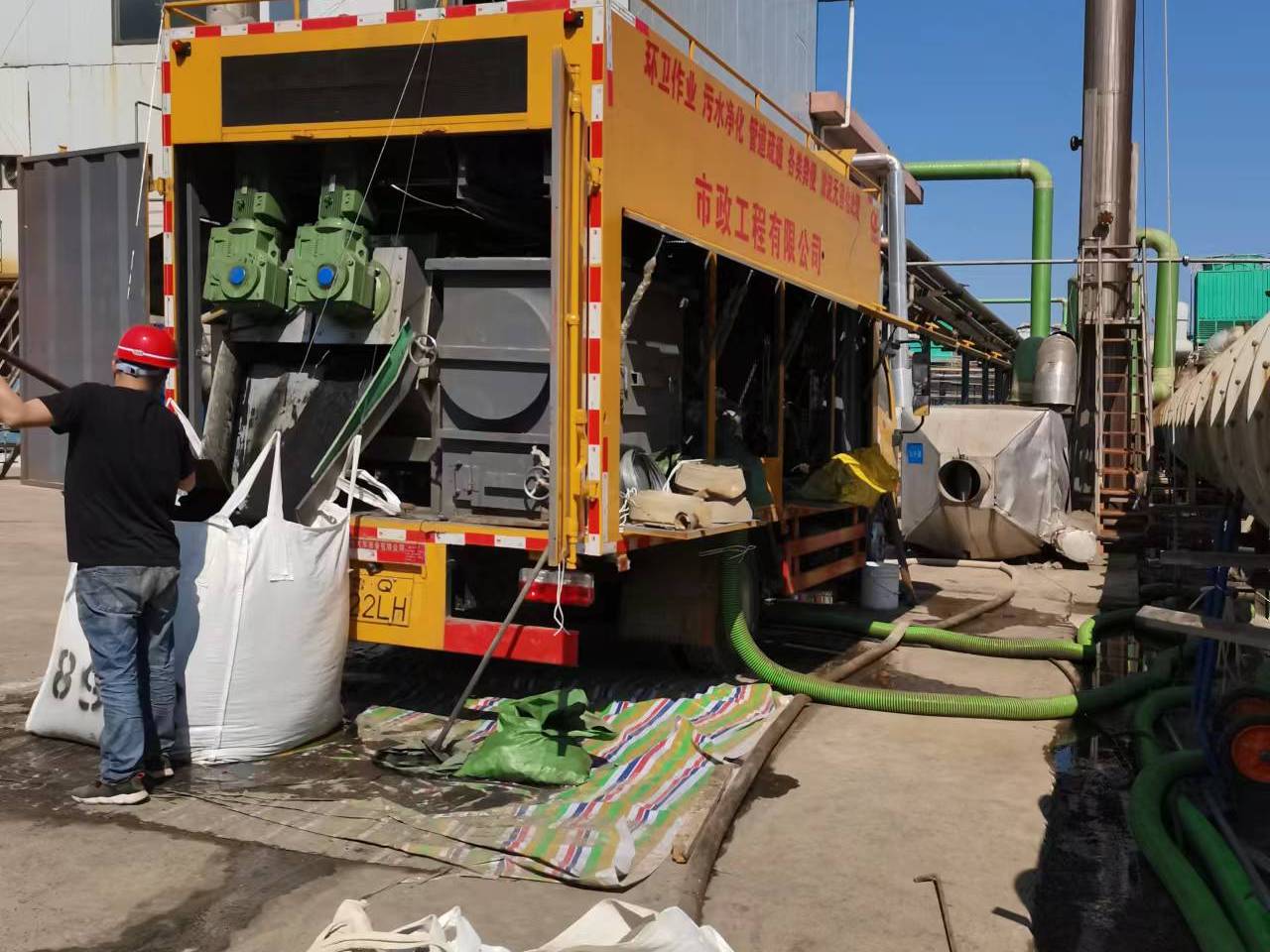 山城淤泥压干处理