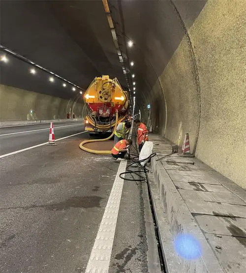 山城隧道排水渠清淤